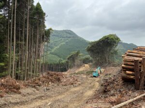 林業用重機 キャビンへの遮熱フィルム施工前の様子