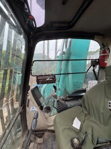 林業用重機 キャビンへの遮熱フィルム施工前の様子
