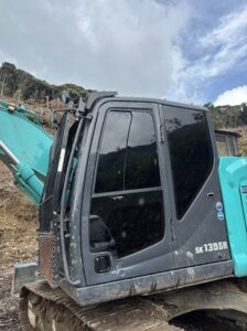 遮熱フィルム施工後の林業用重機 キャビンガラス