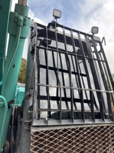 遮熱フィルム施工後の林業用重機 キャビンガラス
