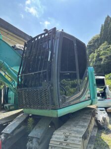 遮熱フィルム施工後の林業用重機 キャビンガラス
