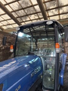 遮熱フィルム施工前の農業用トラクター キャビン外観