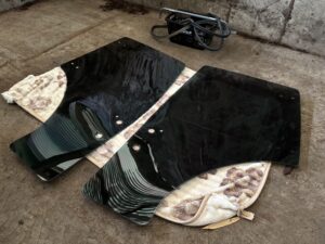 農業用トラクター キャビンガラスへの遮熱フィルム施工作業
