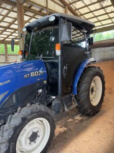 遮熱フィルム施工後の農業用トラクター キャビンガラス